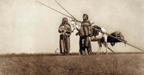 Storia dell'unica tribù pellerossa che non si arrese mai (e a narrarla, Dario Fo)